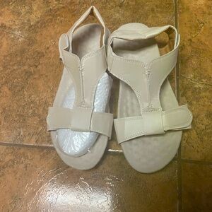 Light color, brown, color, yellow, two different colors